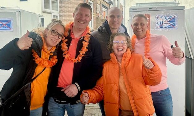 Succesvolle Koningsdagviering op Burgemeester Emmaplein in Egmond aan Zee