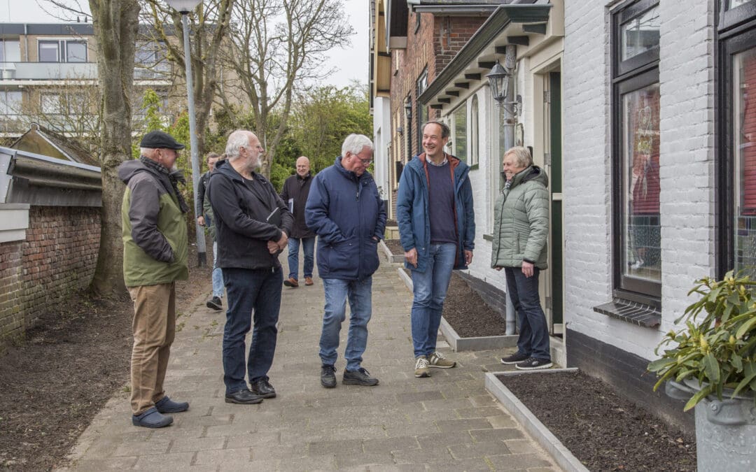 Wethouder Briët op werkbezoek bij eigen plan ‘Groen in de Buurt’ VAN bewoners Jacob Glasstraat Egmond aan Zee