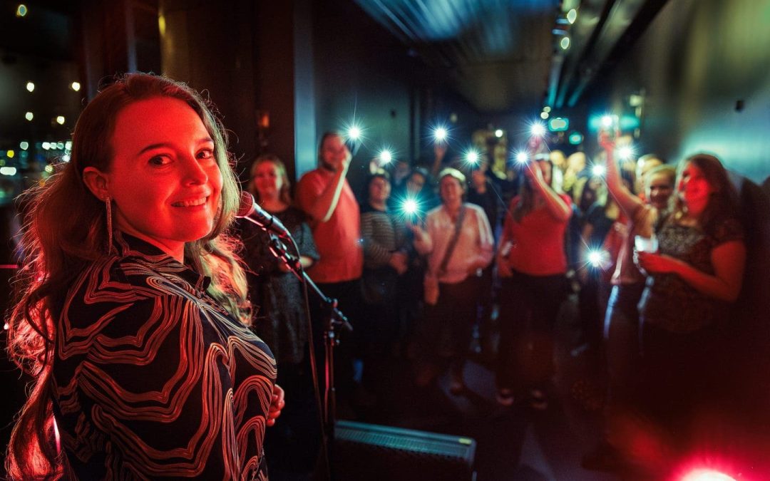 Singer-songwriter Iris de Leeuw live in Muziekcafé Soigné