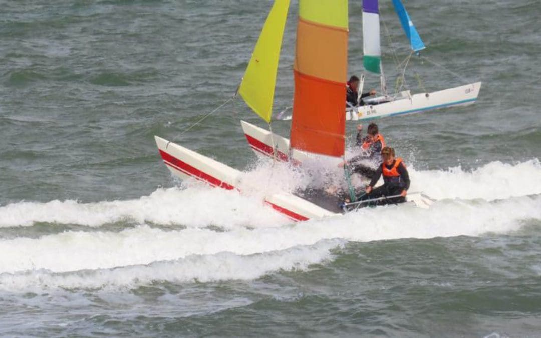 Beleef een zomer vol zeilplezier bij Catclub Egmond – Jeugdzeilen 2025!