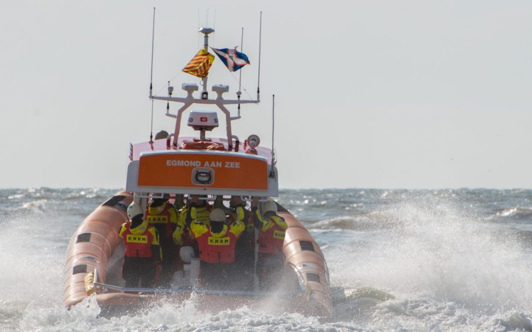Vermiste wingfoiler na korte zoekactie in goede gezondheid gevonden voor de kust bij Bergen aan Zee.