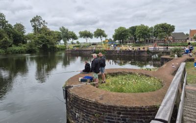 Jeugdviswedstrijd in Egmond aan den Hoef groot succes – 45 deelnemers aan de Slotgracht